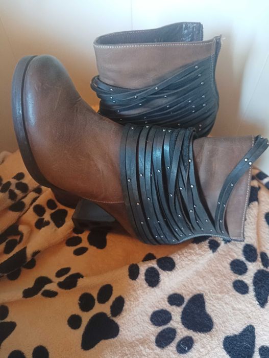 Продавам дамски боти набук