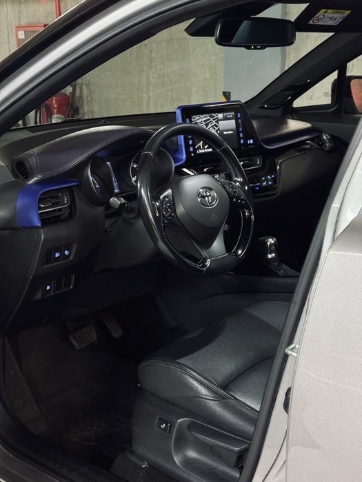 Toyota C-HR Hybrid / Full Option / Bi-Color