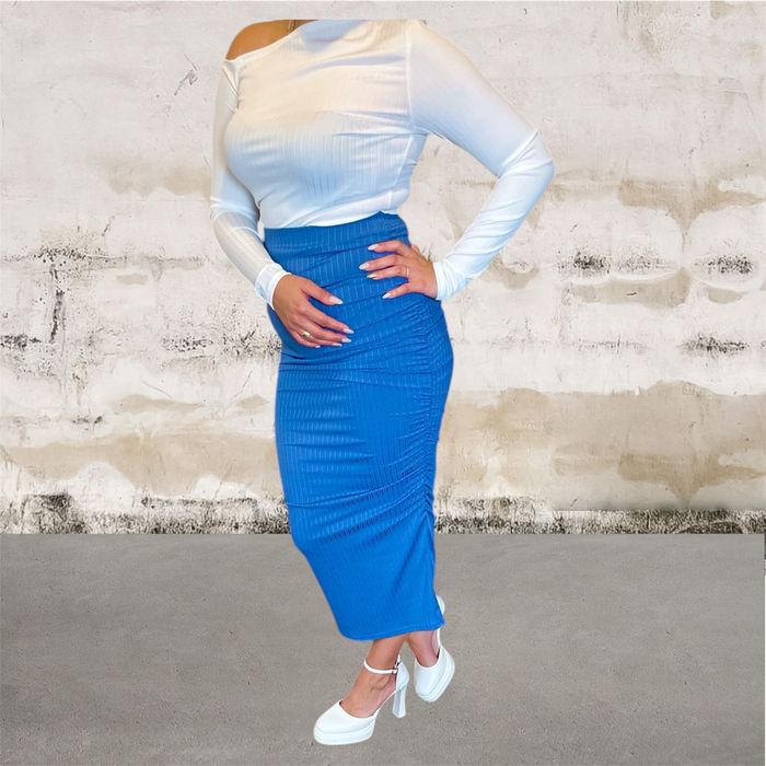 комплект от две части , топ с едно рамо и дълъг ръкав с еластична пола