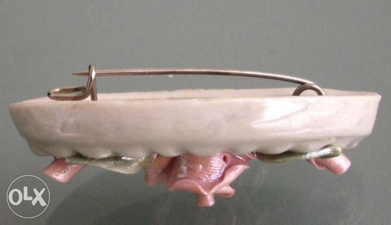 Порцеланова брошка