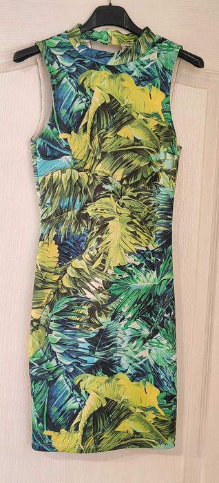 Рокля с гол гръб