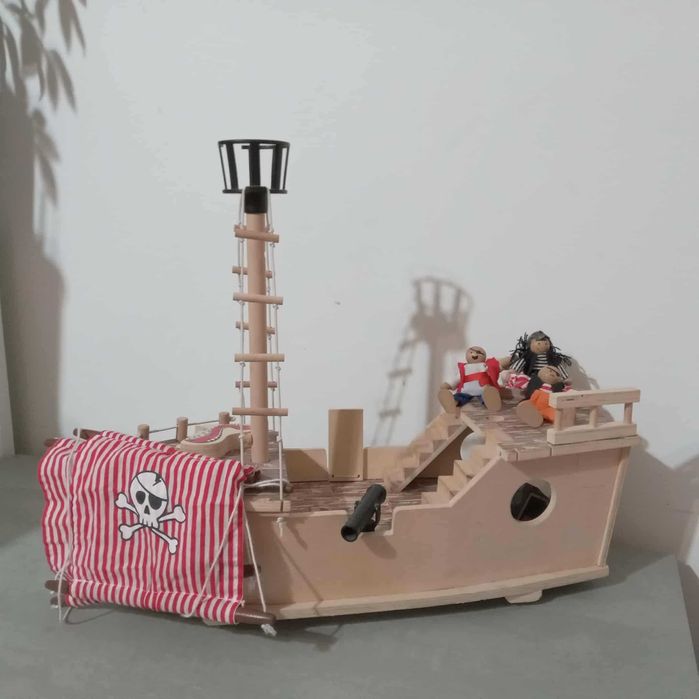 Дървен кораб с пирати
