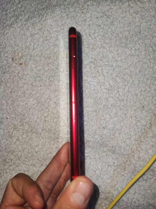 Vând iPhone 8 Red