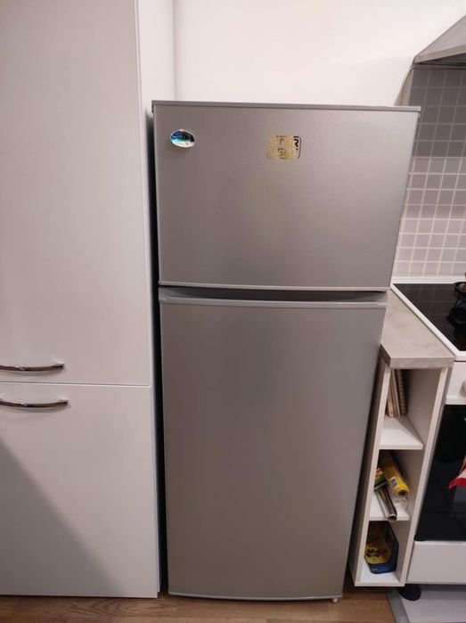 Хладилник с фризер StarLight - 204л