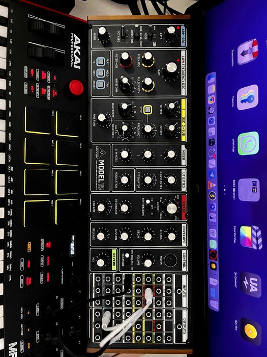 Behringer Model 15 Аналоговый синтезатор (клон Moog Grandmother)