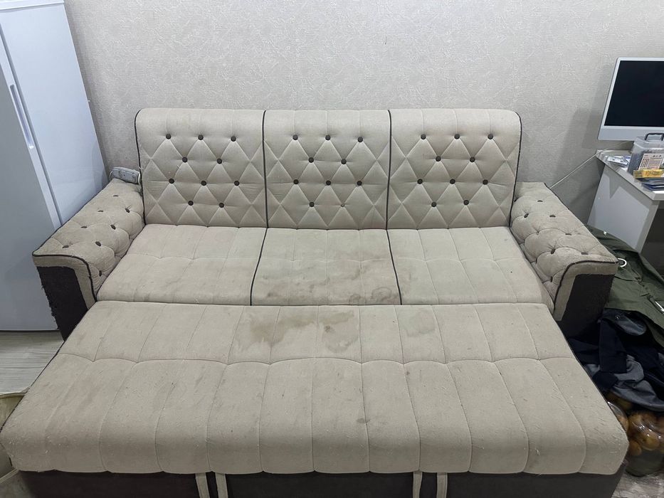 Divan sotiladi. Диван которому надо заменять обшивку