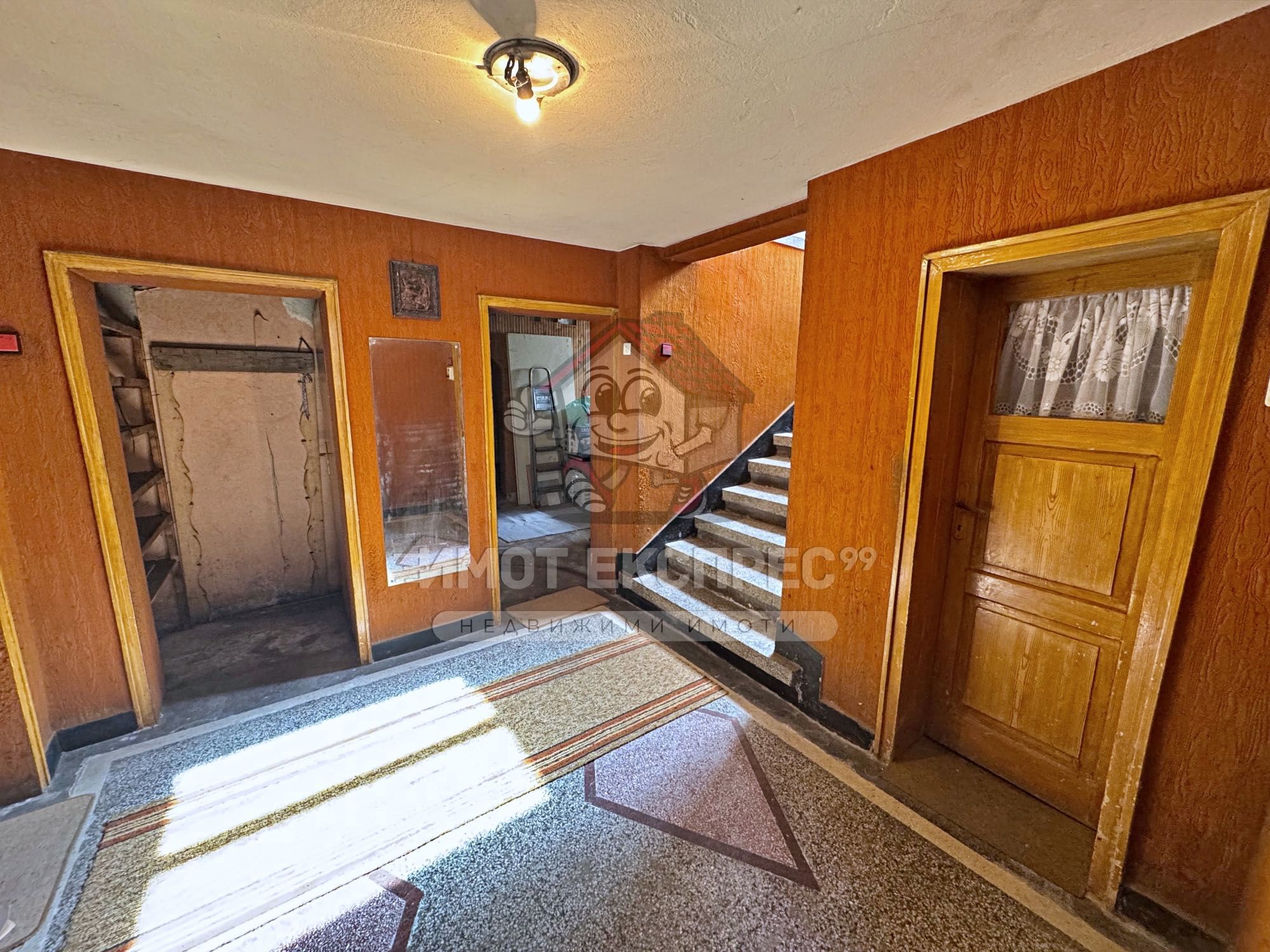 Самостоятелна къща, с двор, 156кв.м, с три спални, кв.Изток