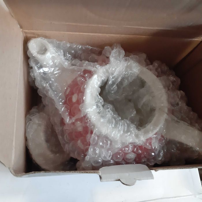 Ceainic cu capac roșu cu picățele albe