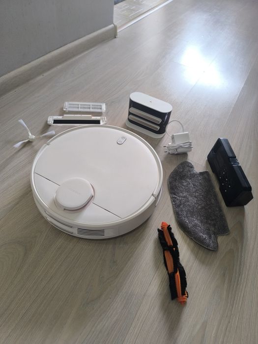 Робот-пылесос Xiaomi MI ROBOT VACUUM S10 в хорошем состоянии
