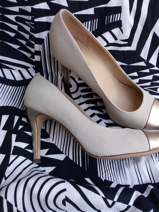 Бежови обувки със златист ток