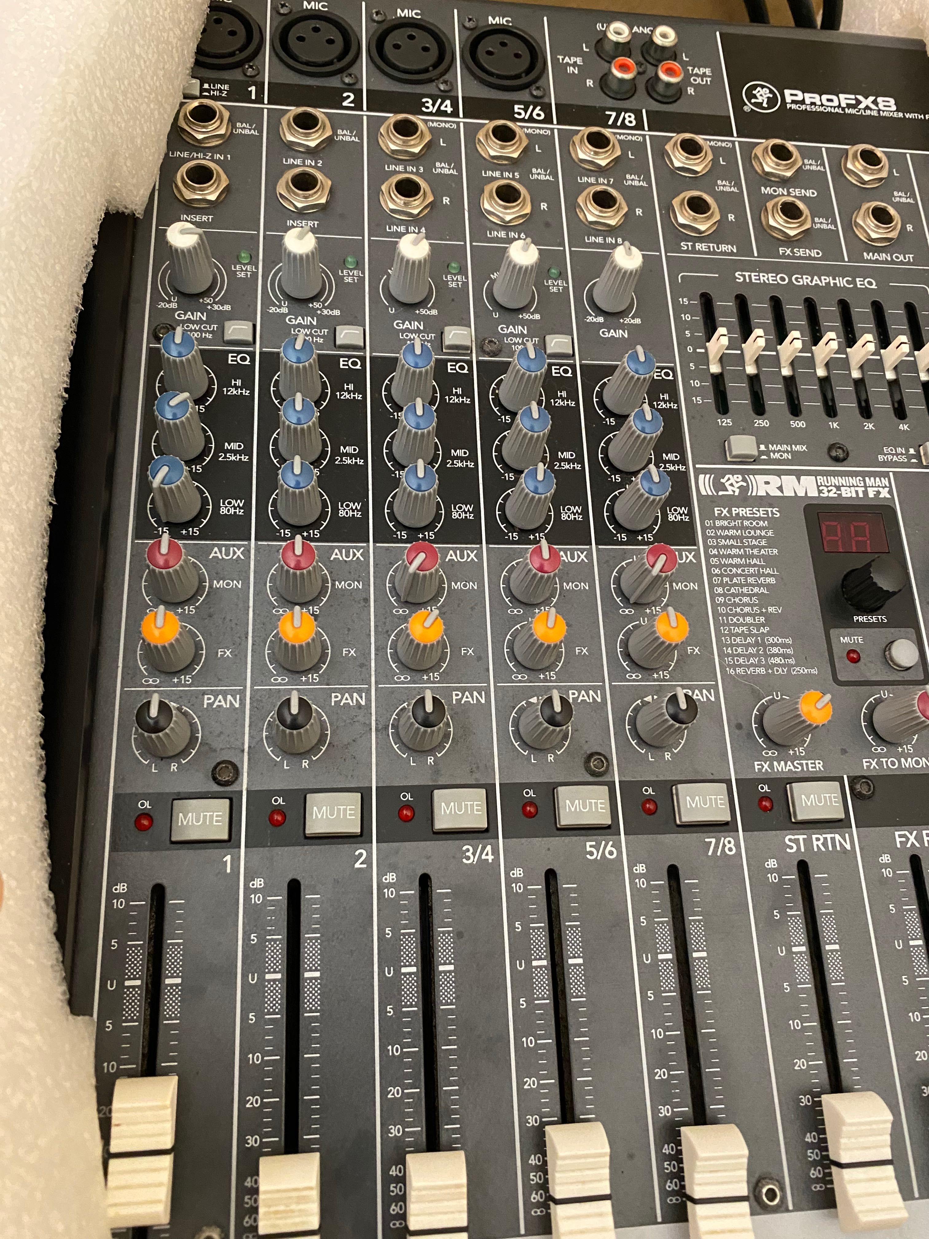 Продавам пулт Mackie pro fx8