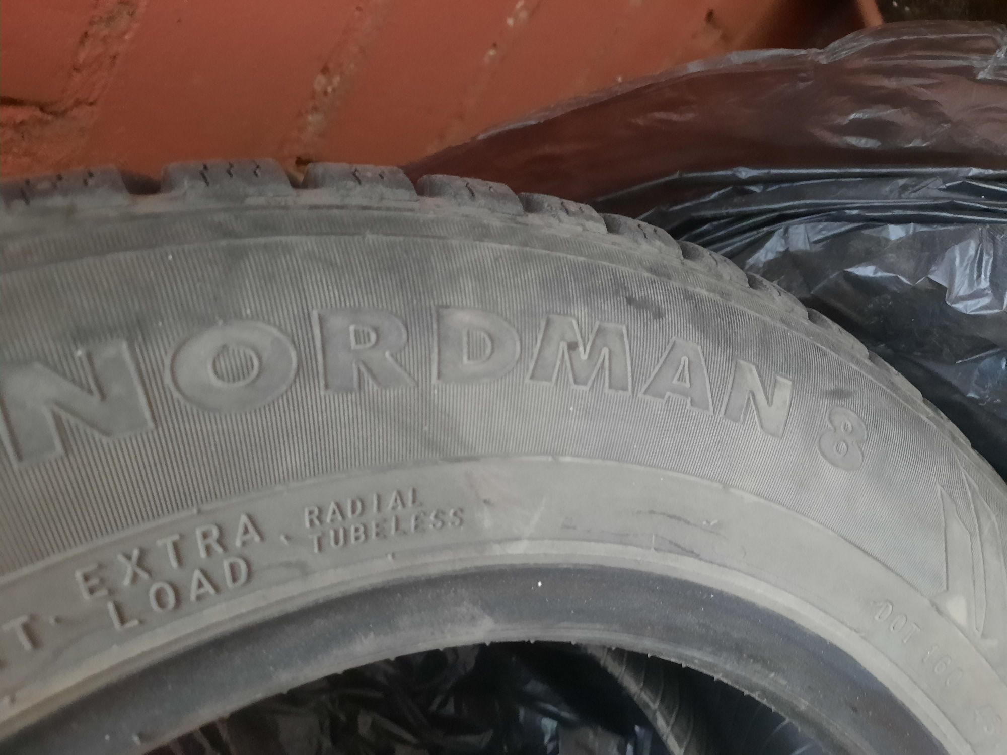 Продам зимнюю резину б/у 4  балона