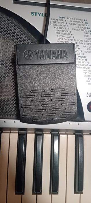 Vând orgă Yamaha psr240