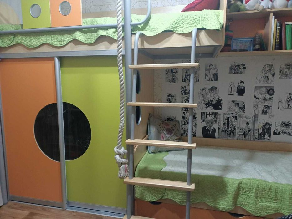 Детский гарнитур (2 спальных места, 2 письменных стола, шкаф, полка)