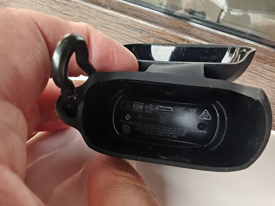 Vând husa protecție cu încărcare wireless qi Bose
