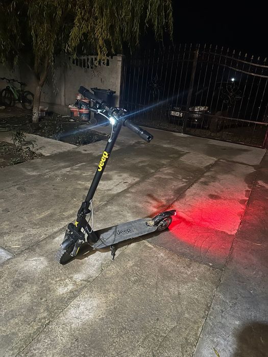 Vând trotineta Jeep