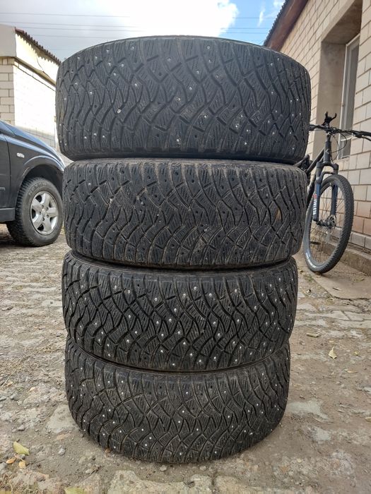 Продается зимняя шипованная шина Dunlop SP WINTER ICE03 235/45 R18 98T