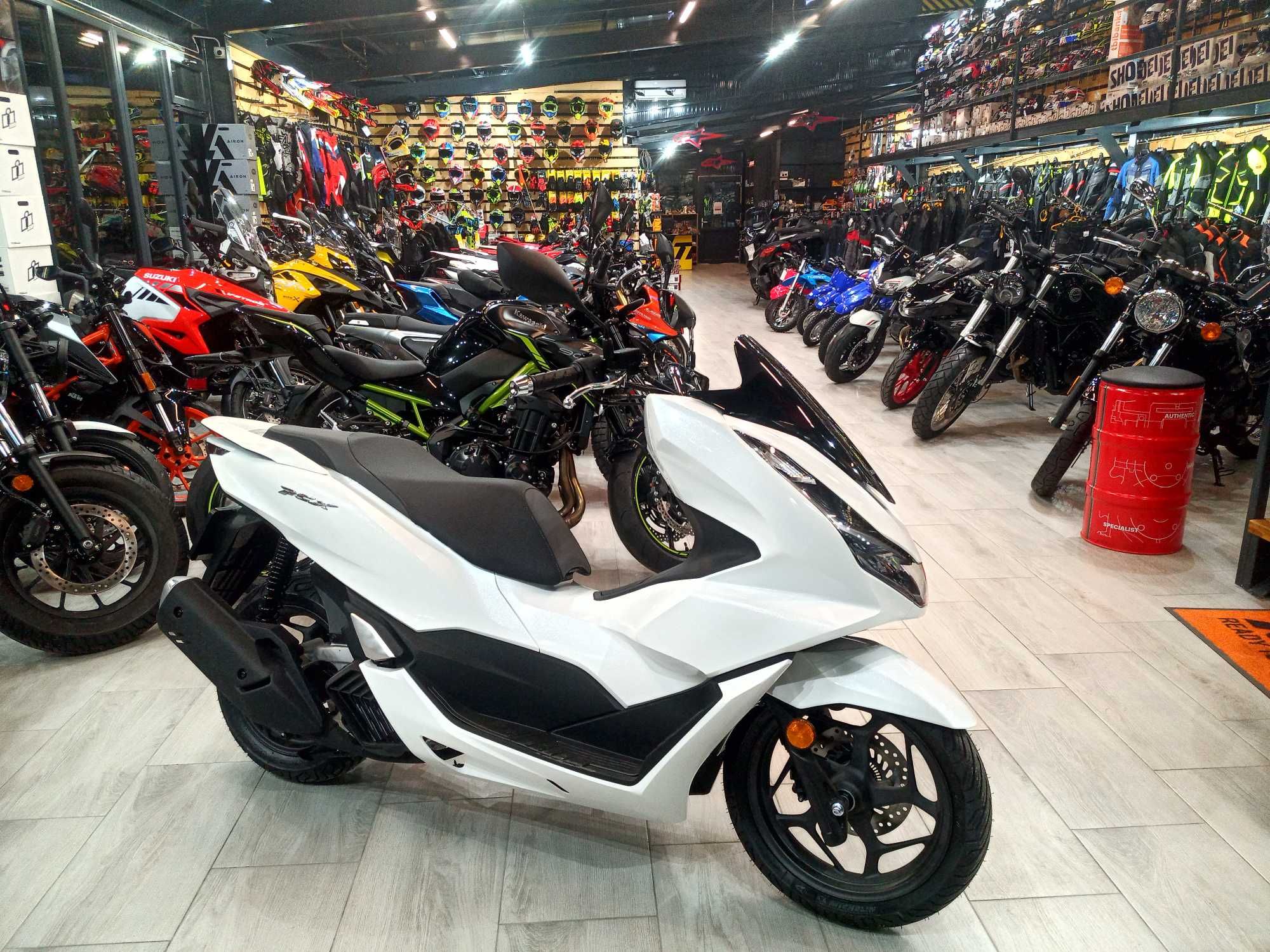 Honda PCX 125 nou 0km-se conduce cu B- stoc EST BIKE Campina