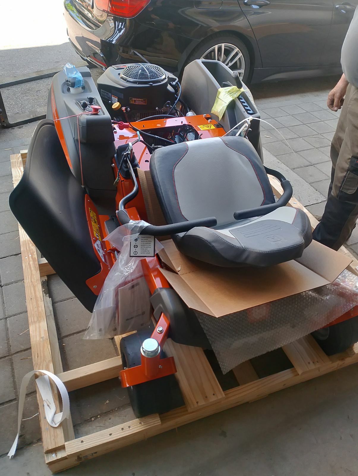 Продавам косачка Husqvarna Z242f НОВА