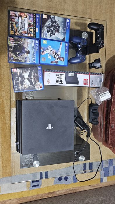 Playstation 4 PRO с много подаръци