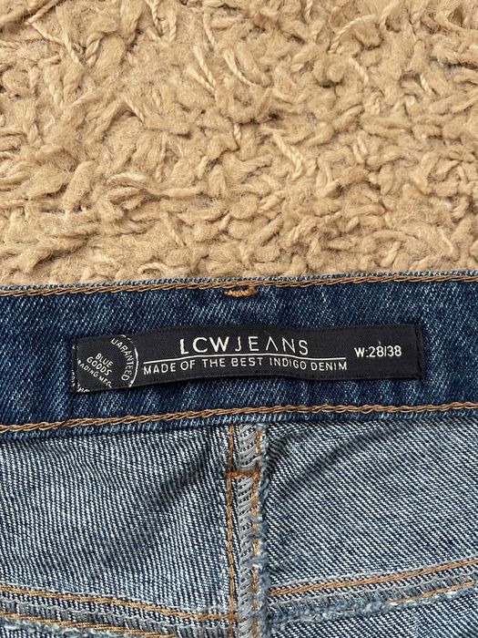 Тъмносини, дамски дънки LCW jeans, носени. Размер 28 (отговаря на М)