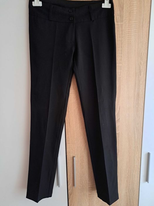 Панталон със средно висока талия в черно