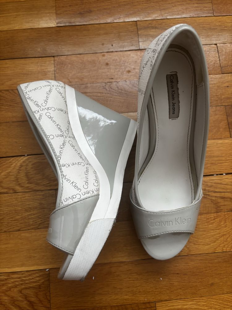 Оригинални обувки на платформа Calvin Klein