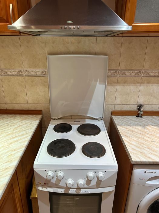 Кухня от масив с включени електроуреди /обзавеждане за кухня/