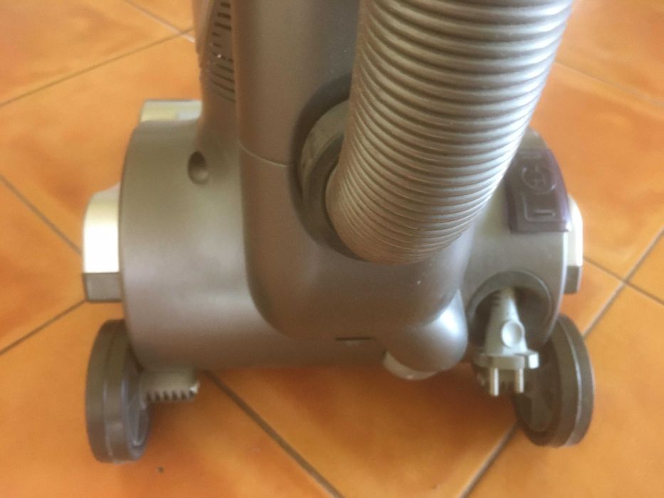 Aspirator vertical cu fir fara sac HOOVER H1 PET 011