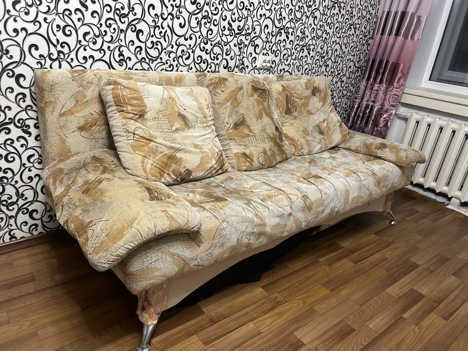 Отдам диван с подушками