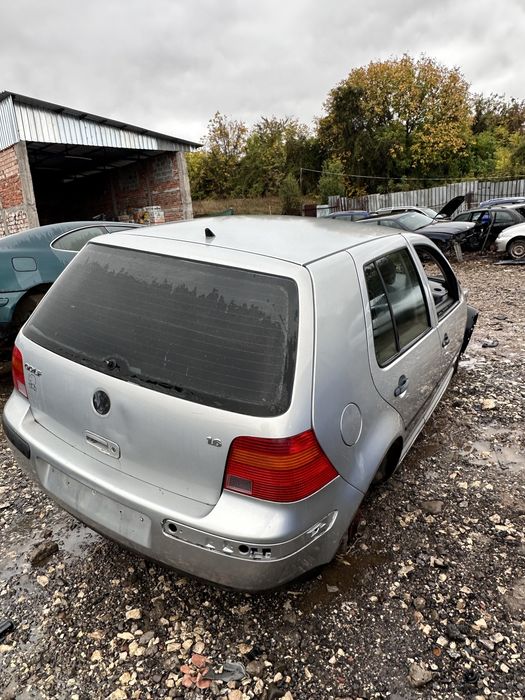 VW Golf 4 1.6i на части