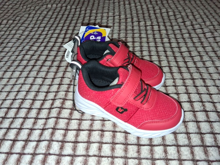 Кроссовки новые 24