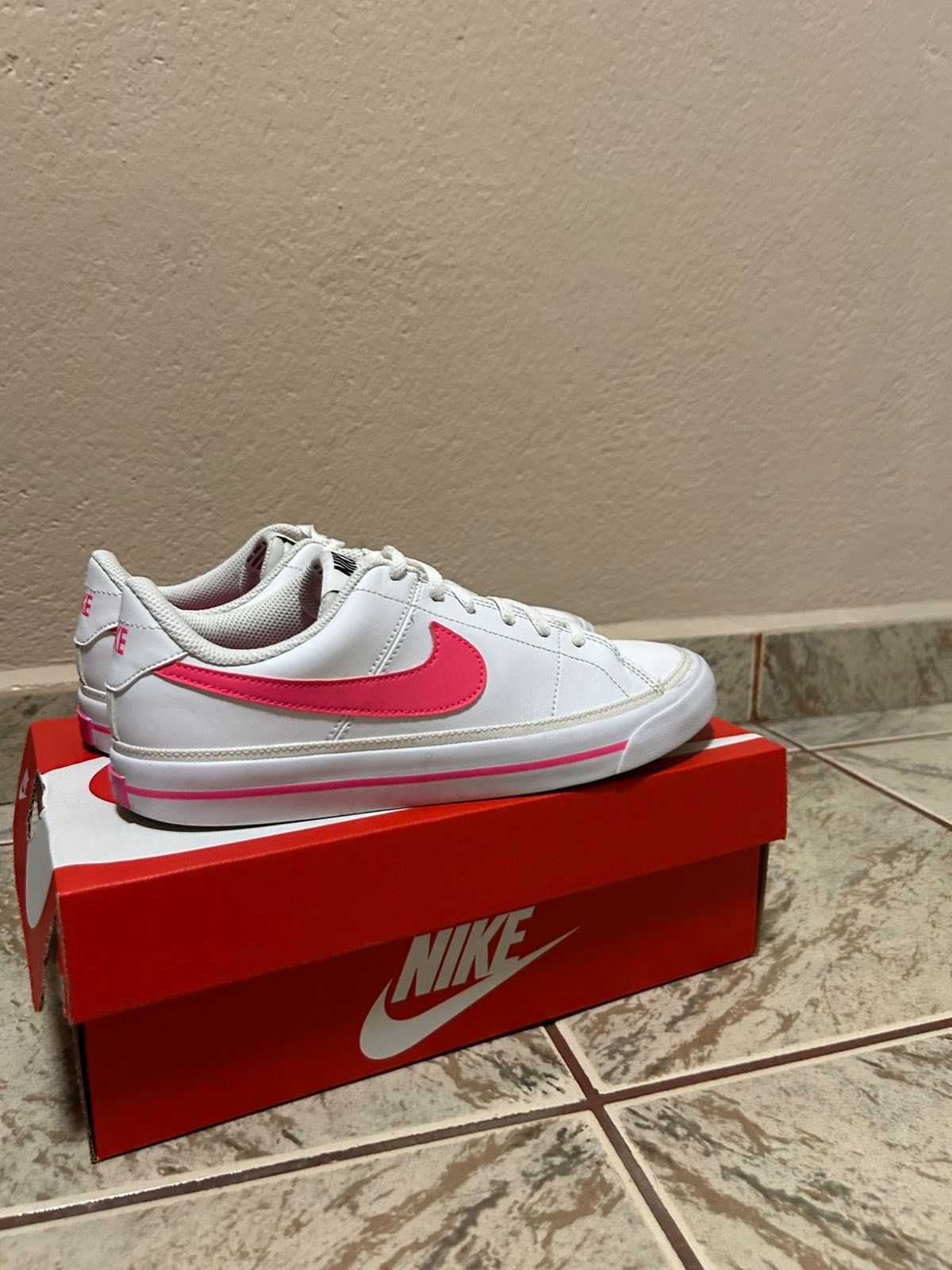 Дамски маратонки Nike