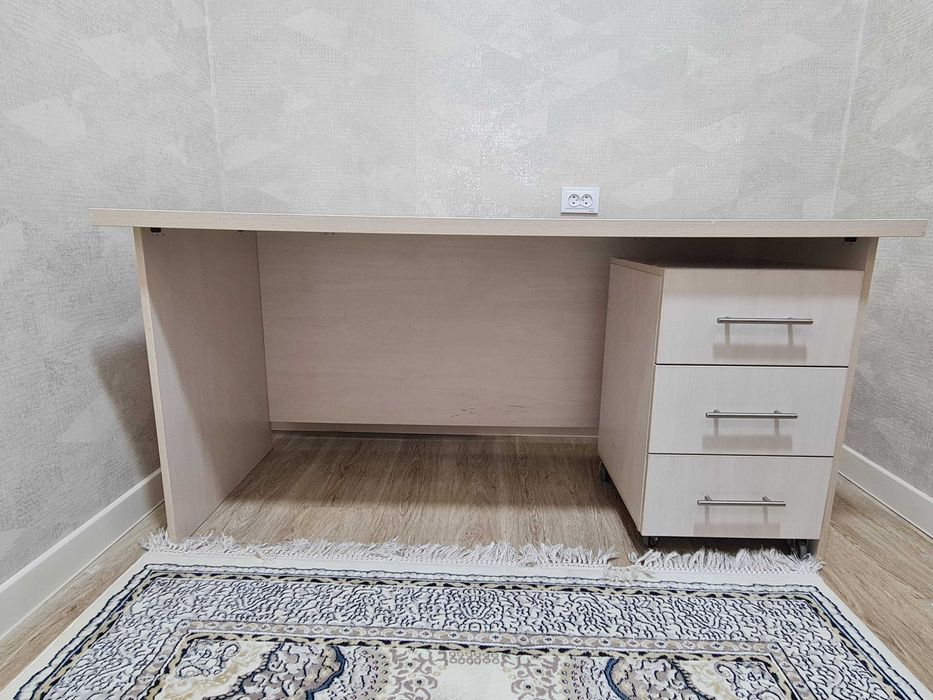 Продаётся стол, тумба и кресло