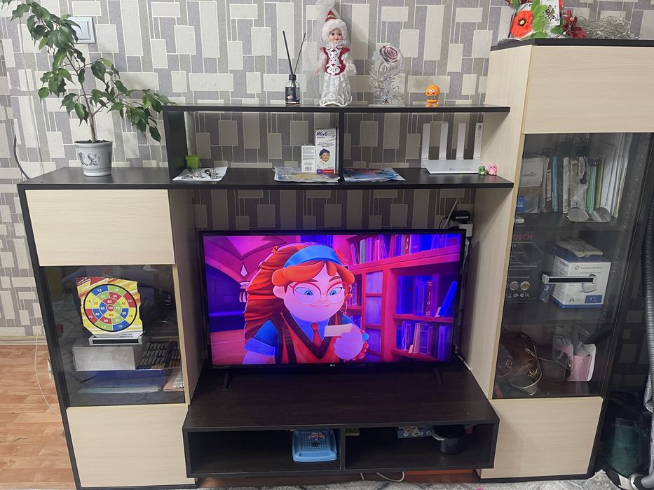 Продам стенку под телевизор ,