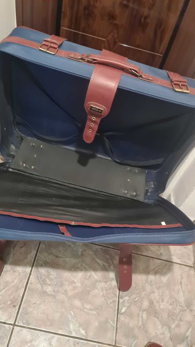 Geamantan durabil pentru cală si nu numai, foarte spatios si usor