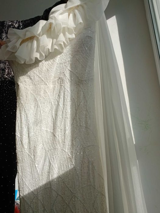 Бяла официална рокля с пера на един ръкав