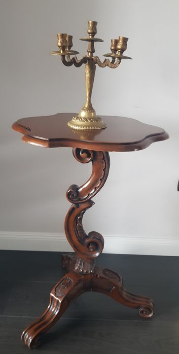 Măsuță veche Art Nouveau din lemn masiv sculptat