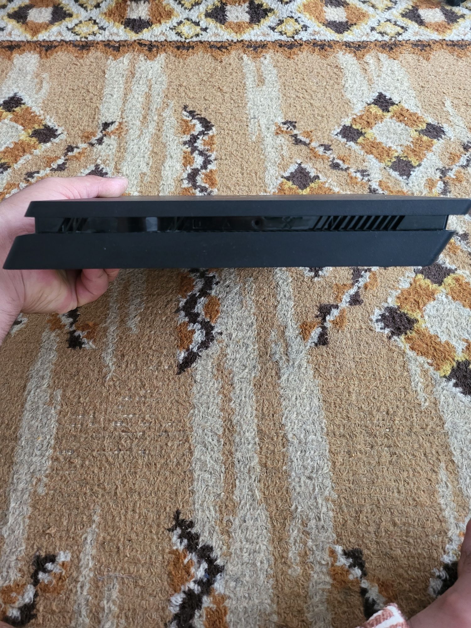 конзола ps4 slim