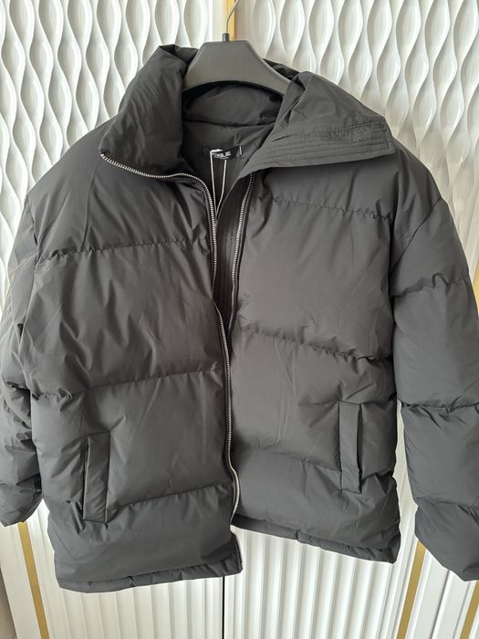 Новая черная куртка зимняя. Размер стандарт. Ни разу еще не одевалось