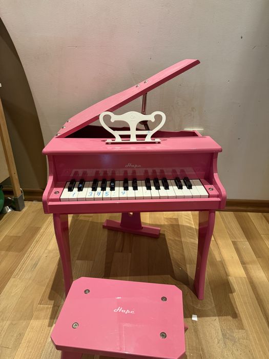 Розово дървено детско пиано със столче