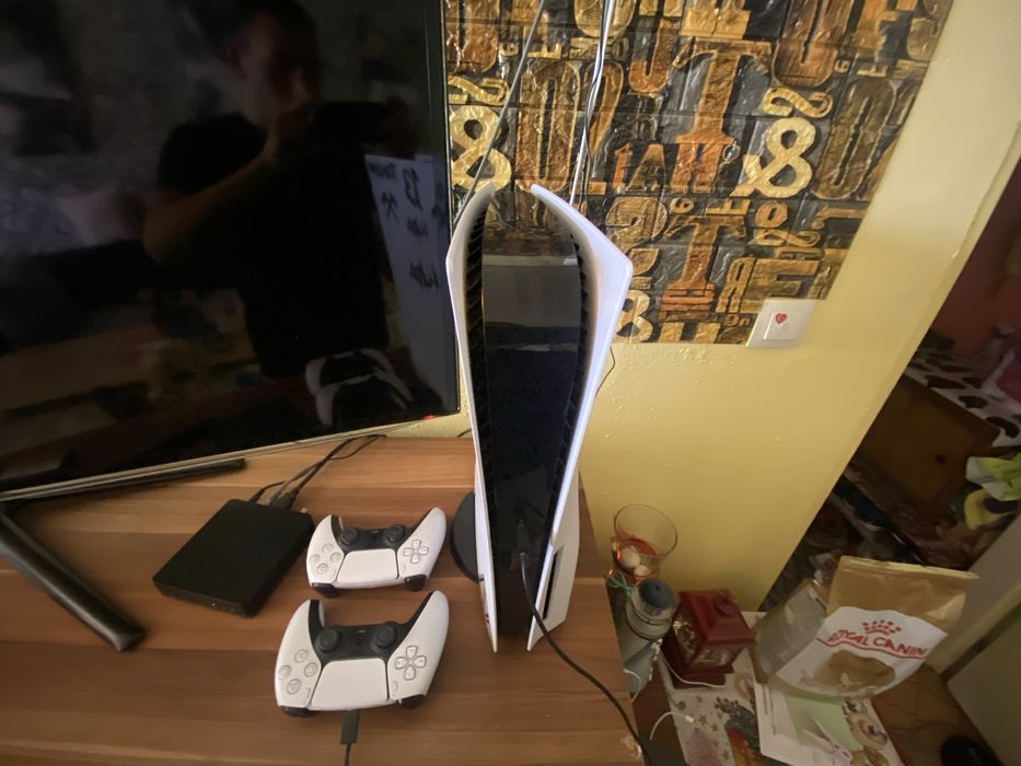 Продавам playstation 5 в много добро състояние