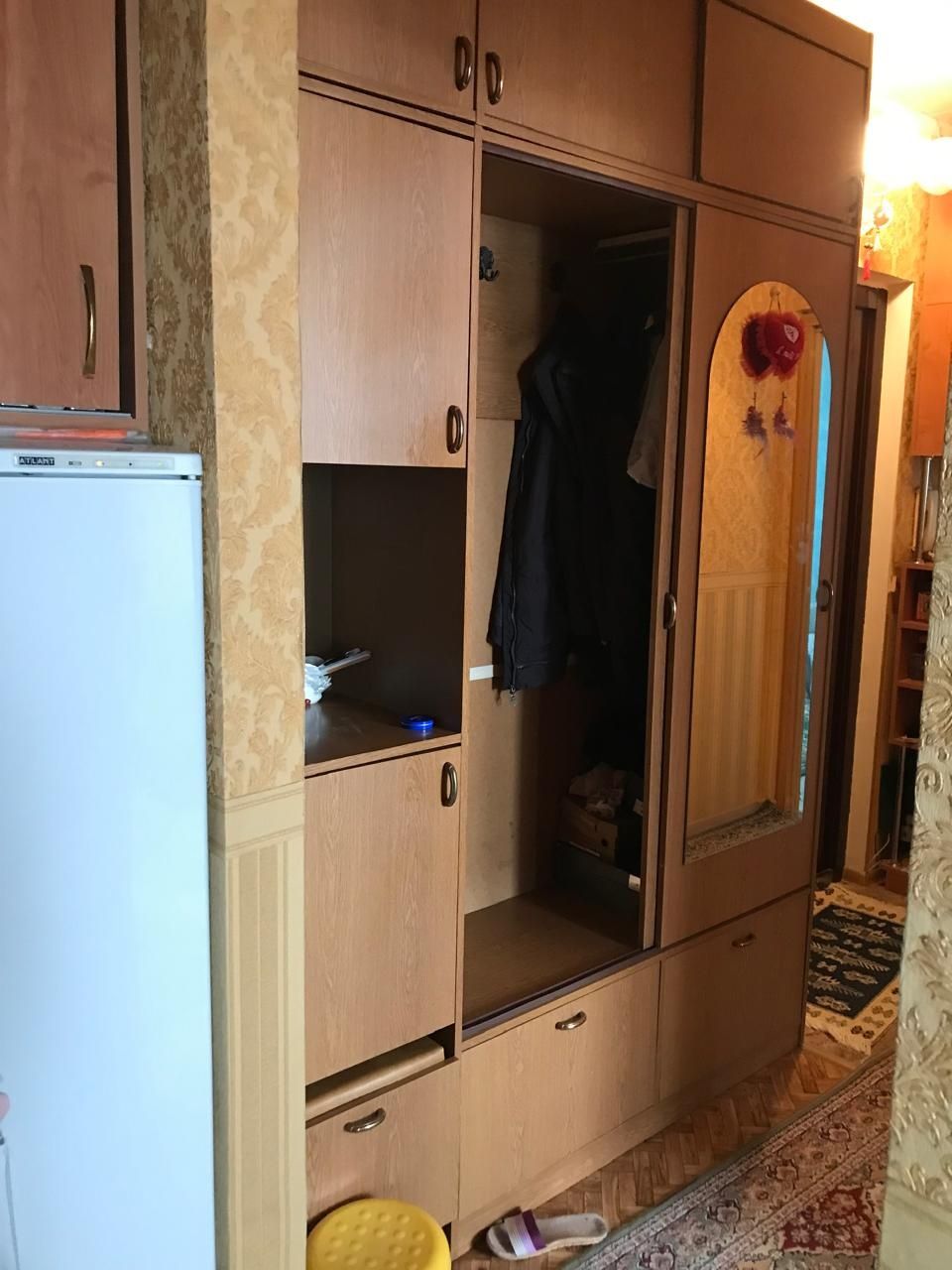 Угловой шифонер, прихожка, подставки стеклянная и деревянная