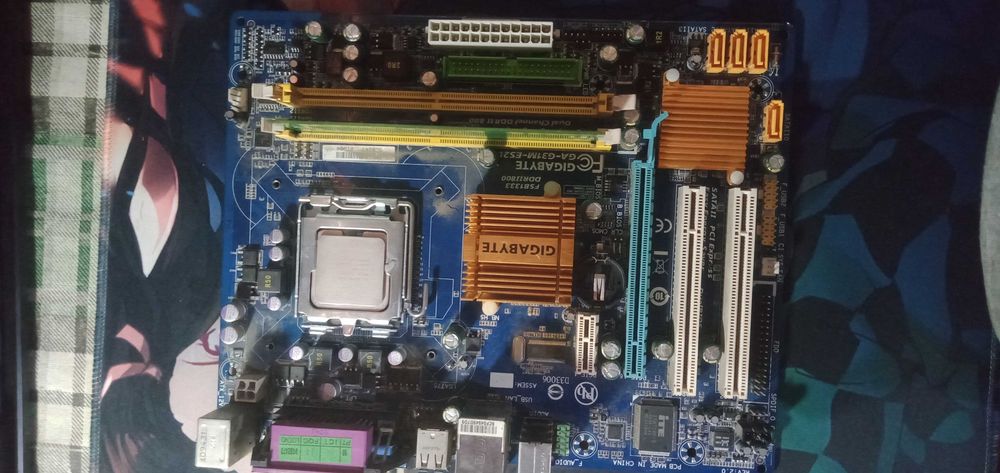 Материнская плата Gigabyte с процессором Intel — рабочая