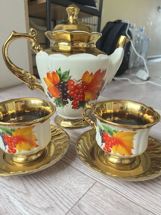 Чайник  продается с двумя чашками и блюдцами