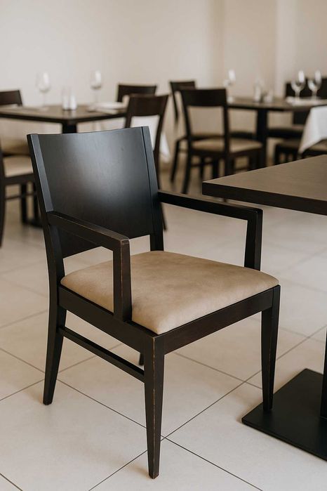 Scaun din lemn masiv cu brațe și șezut tapițat