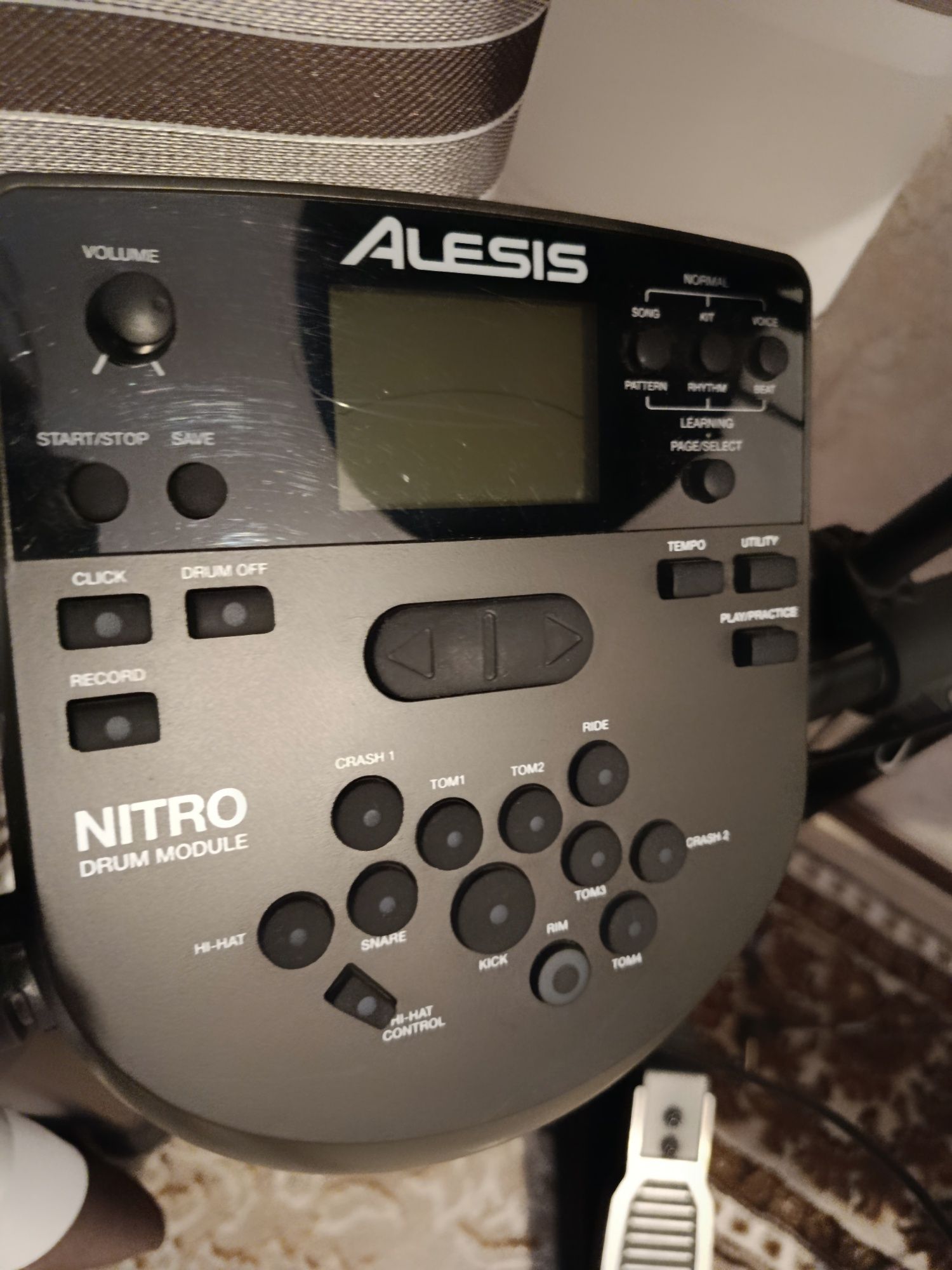 Продаются электронные барабаны Alesis Nitro Kit