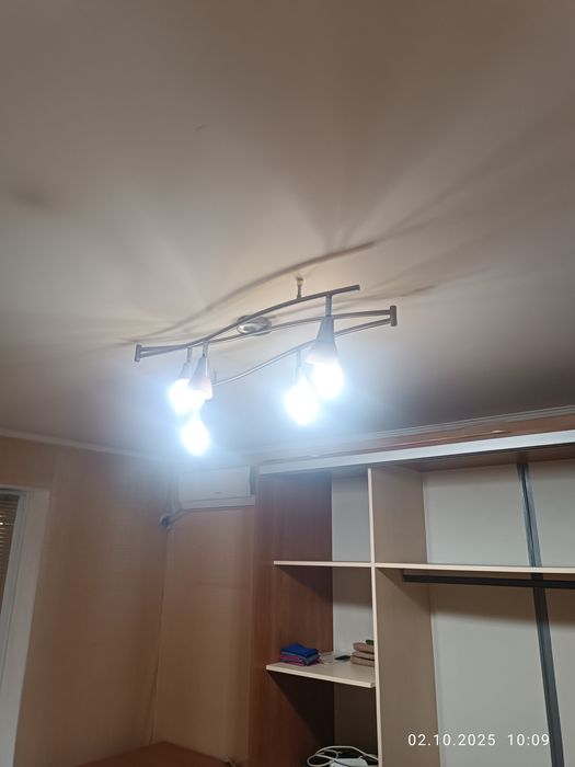 Продам люстру 6 лампочек. Цоколь е14. Раздвигается, цвет персиковый.