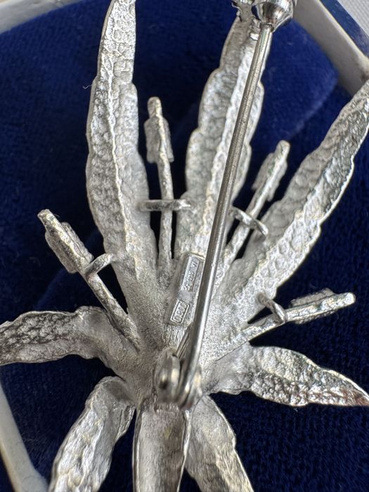 Brosa din argint si malachit