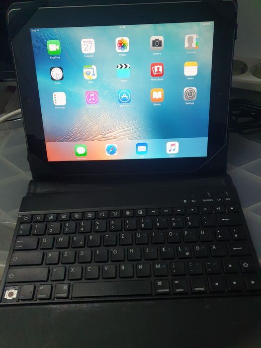 Таблет iPad с клавиатура